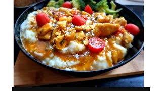 aardapels puree met kerrie kruiden en kipfilet .بطاطس مدعوسة بصدر الدجاج وتوابل الكيري