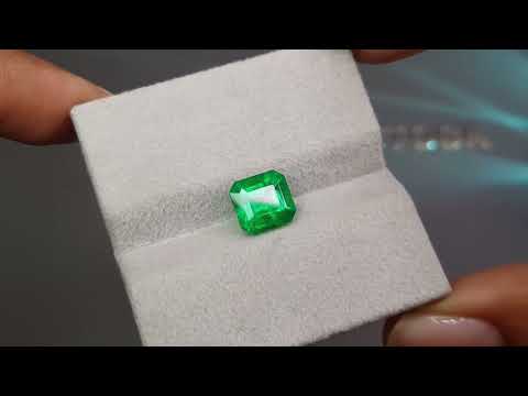 Rare Muzo green emerald from Colombia in emerald cut 2.03 ct Video  № 2