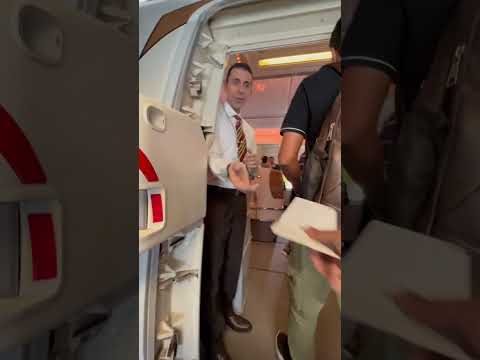 Emirates 777 business class boarding - TravelBytes #1085