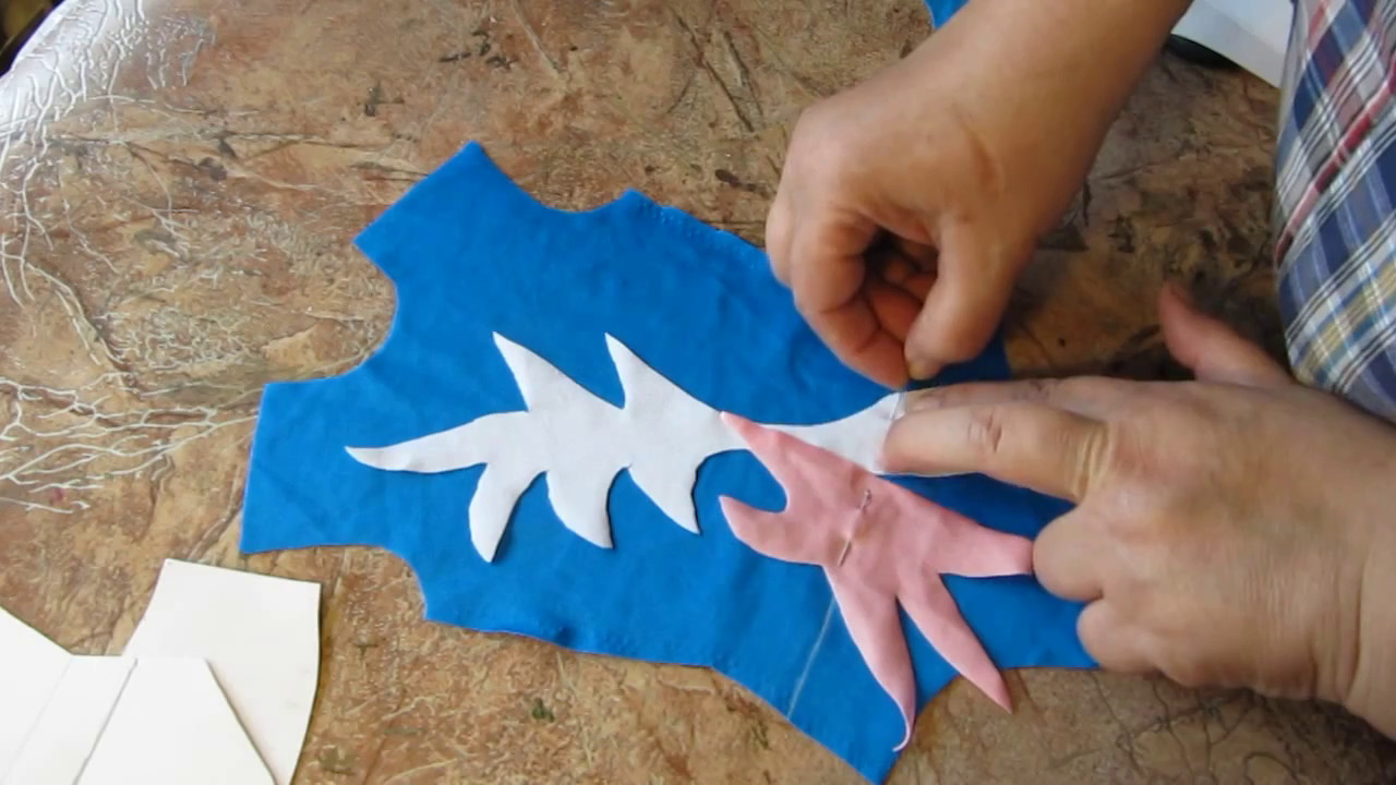 Цельная аппликация на корпусе и юбке купальника