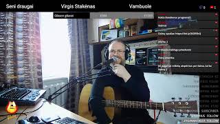 Darius atlieka dainas su gitara gyvai