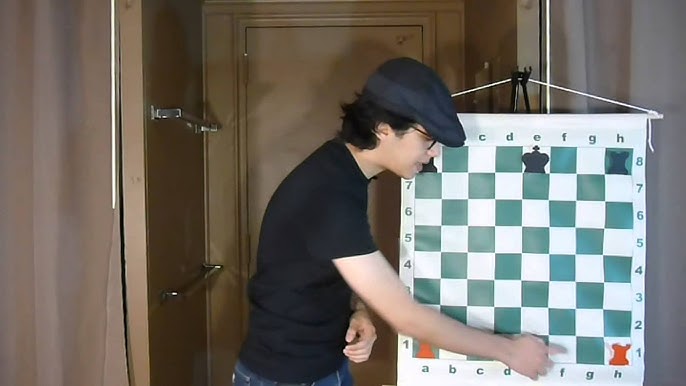 Jogo de xadrez e mão tocando um ícone de relógio de xadrez