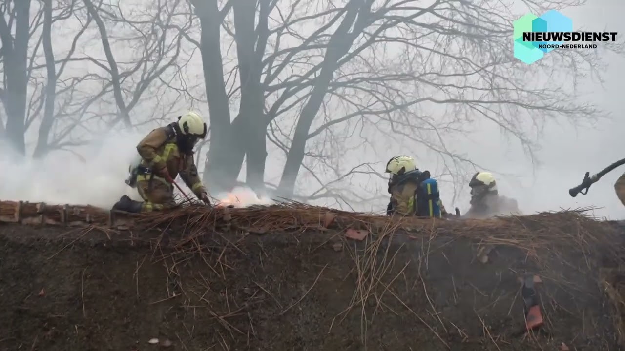 Bewoner probeert zelf brand in rieten dak te blussen in Ruinerwold