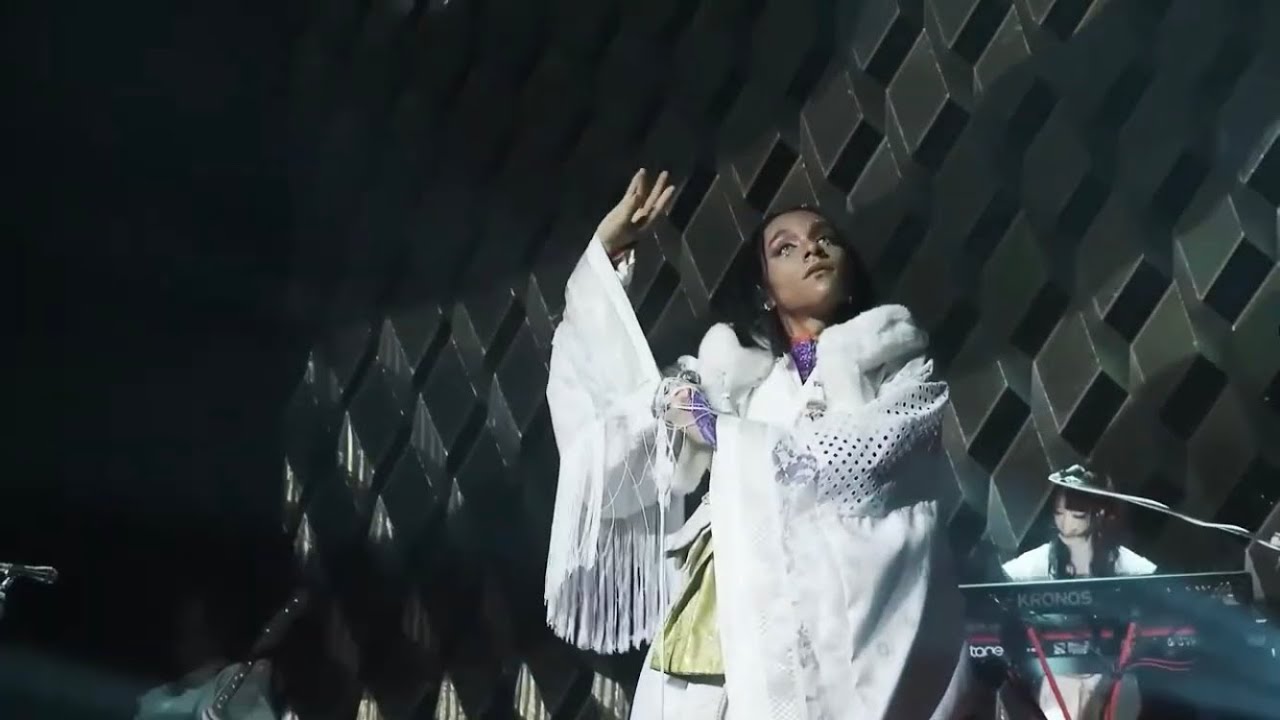 Queen Bee - Inu-Hime (犬姫) Live [ENG SUB] - YouTube