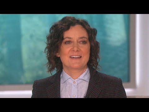 Video: Sara Gilbert Vlera neto: Wiki, E martuar, Familje, Dasma, Paga, Vëllezërit dhe Vëllezërit