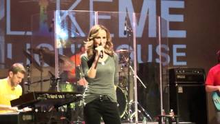 Miniatura del video "Shut Up and Drive by Chely Wright - LikeMe Lighthouse Benefit March 2012.MP4"