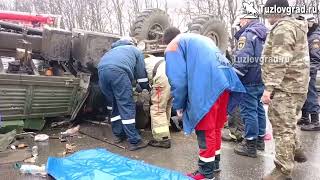 На выезде из Новочеркасска военный грузовик перевернулся после столкновения с легковушкой