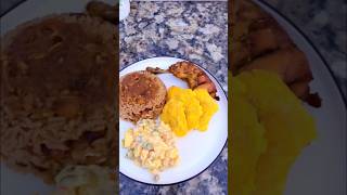 Diri Kole Ak Pwa Rouj Akonpanye Ak Poul Épi Salad Pòm De Tè ,Li Vrèman Gou