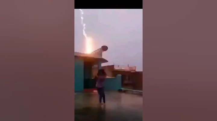Little Girl almost got struck by lightning #monsoon #india #lightning #thunderstorm