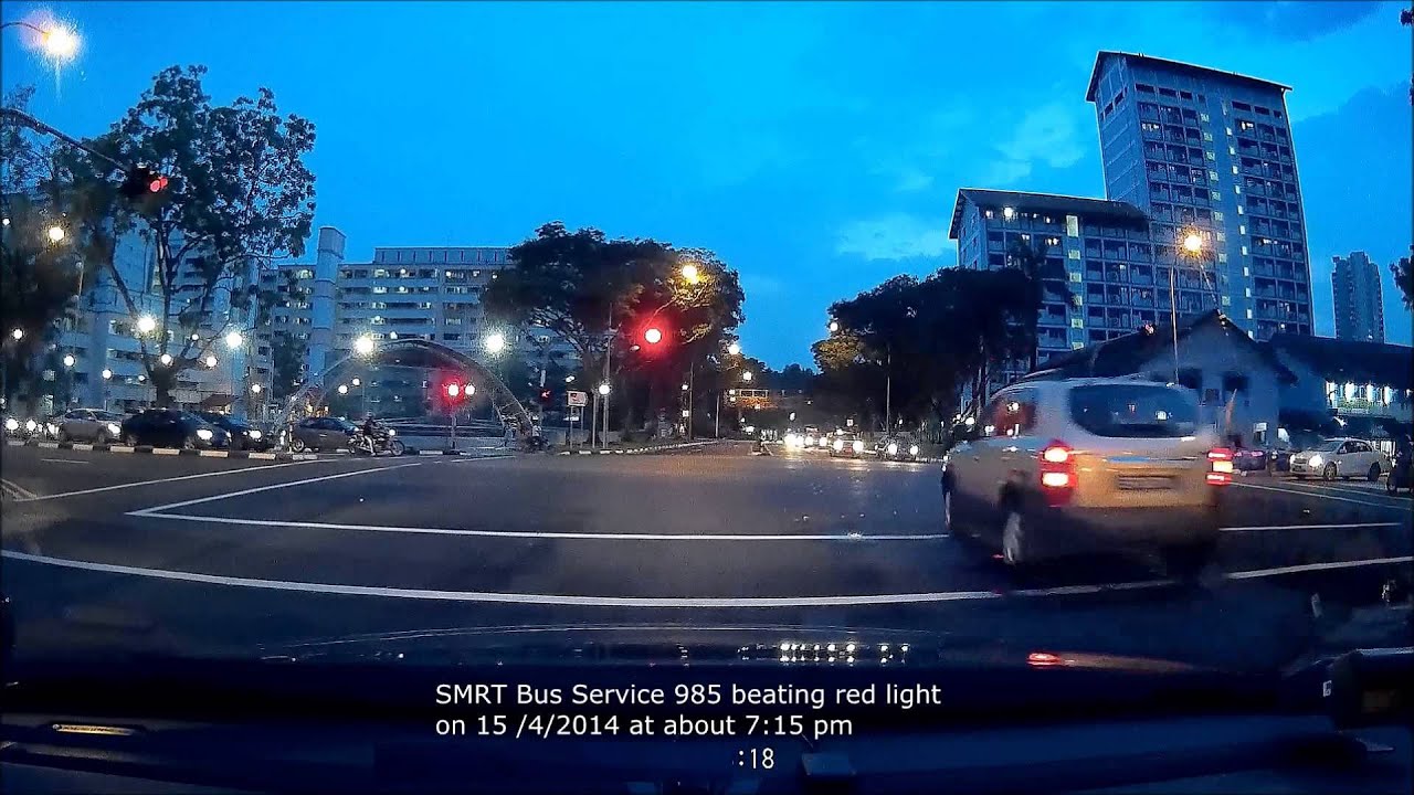 SMRT Bus Service 985 Beating Red Light - YouTube