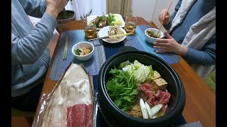 СУКИЯКИ - японское традиционное блюдо.  Как приготовить сукияки? Japanese husband cooking ‘SUKIYAKI’