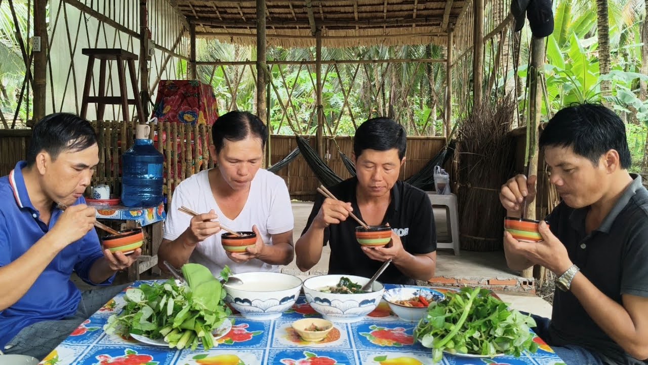 Ngoài Trời Mưa Bão Mà Có Nồi Canh Nấm Mối Đầu Mùa Thì Hết Nồi Cơm | Kho Quẹt Vlog T92