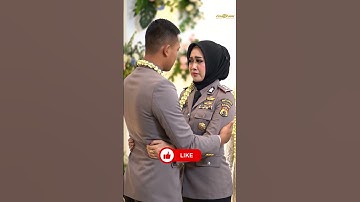 pria memeluk mantan pacarnya di acara pernikahanya
