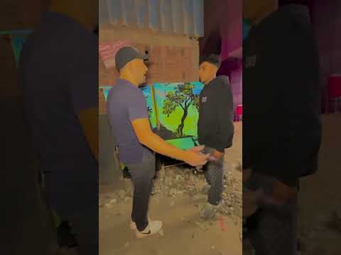 الراجل ده كان ماسك اله حاده وبيعمل شئ غريب في الكبينه