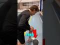 Você nunca imaginou como limpam uma bola de handebol depois do jogo. #shorts #viral #curiosidades