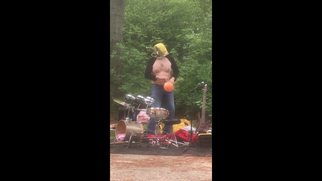 Very strange snail musician