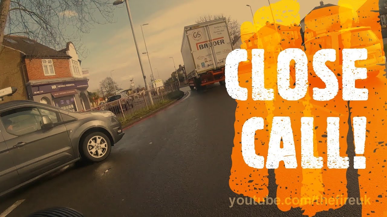 Driver almost takes out cyclist on roundabout - YouTube