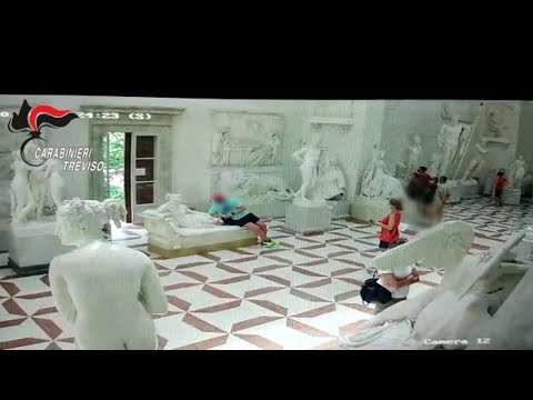 Possagno, il video del turista austriaco che rompe una statua del Canova e se ne va