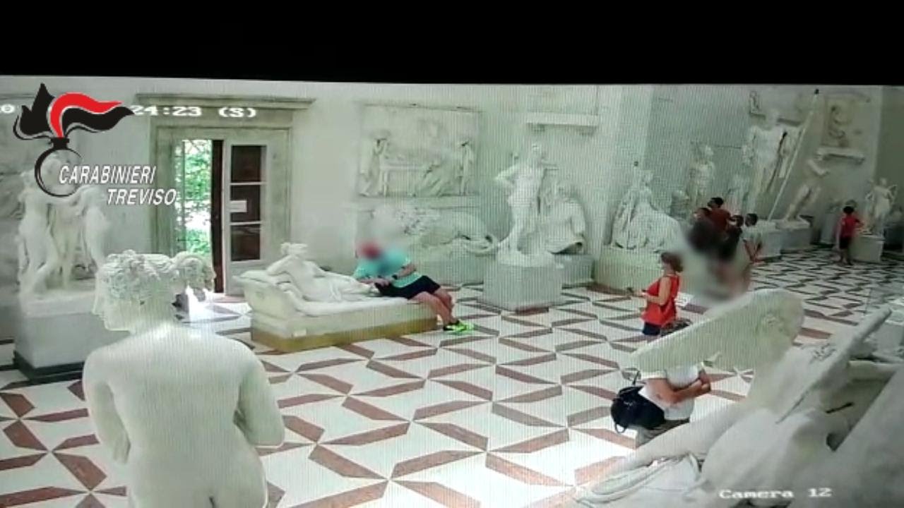 Possagno, il video del turista austriaco che rompe una statua del Canova e se ne va