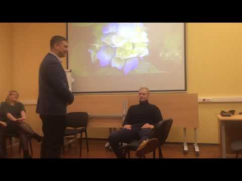 Сцена: социальный работник