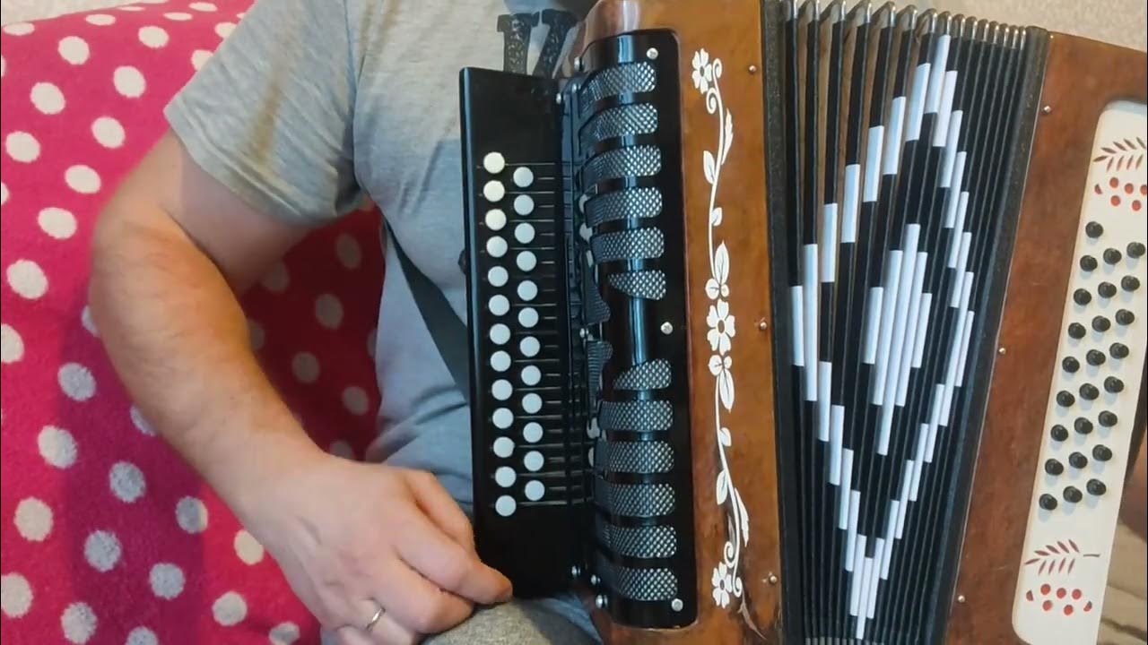 Уроки баяна с натали. Вот кто-то с горочки спустился ноты. С горочки гармонь. Ноты а ктото с горочки спустился. Гармонист в деревне.