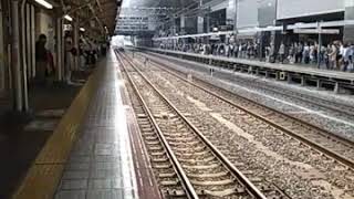 京都駅2番線16時22分発普通米原行きの到着から発車までのシーン