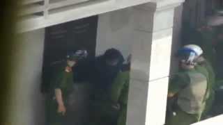 New - Công An Dã Man đánh Phụ Nữ Trong Vụ Văn Giang & 2 Phóng Viên VOV New - Công An Dã Man đánh Phụ Nữ Trong Vụ Văn Giang & 2 Phóng Viên VOV