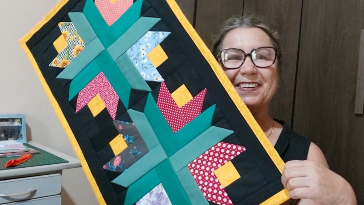 FIZ ESTE TAPETE COM OITO TULIPAS 🌷 FICOU INCRÍVEL!