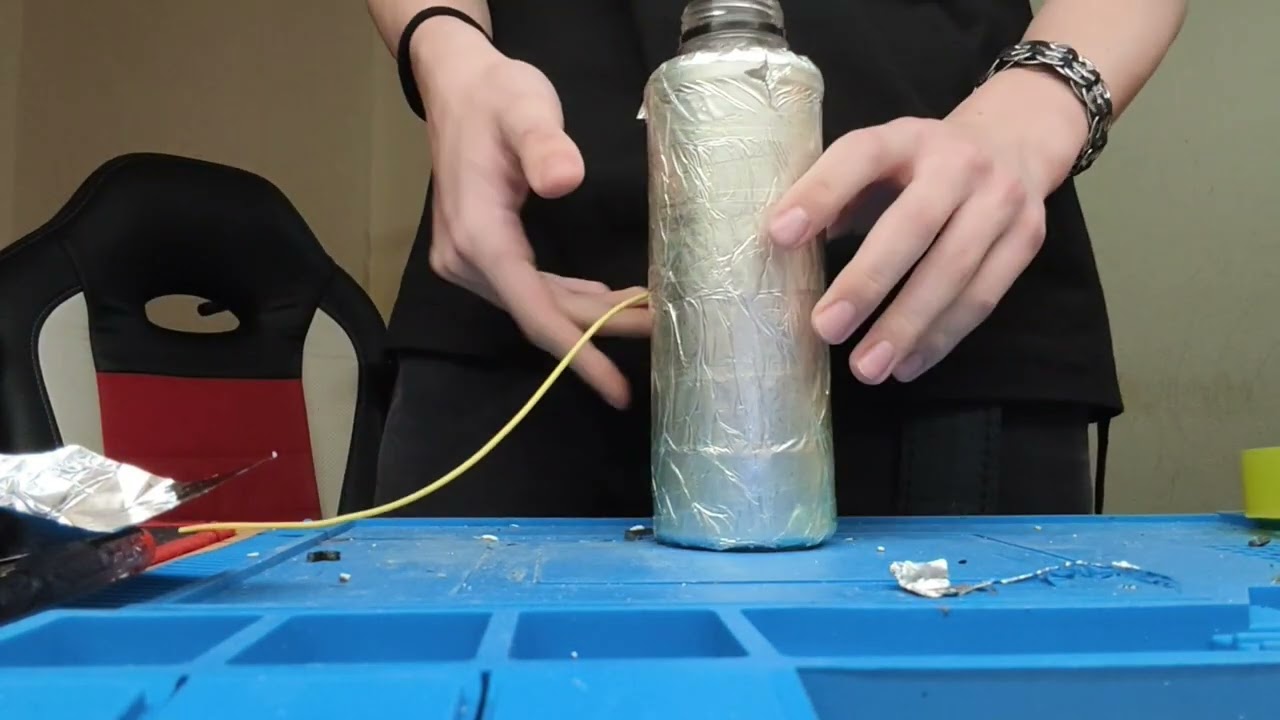 сделал высоковольтный конденсатор из бутылки и фольги