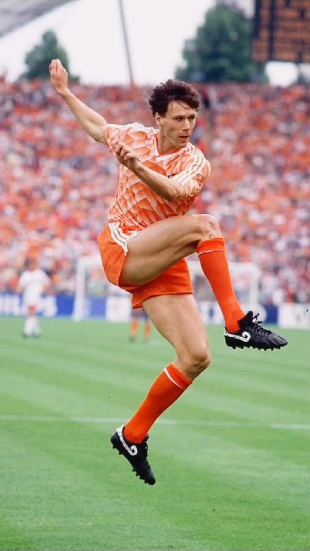 MARCO VAN BASTEN 🇳🇱 – GOAL VS SOVIET UNION (1988) - YouTube