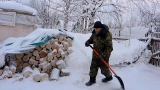 Зима, изба и пельмени.