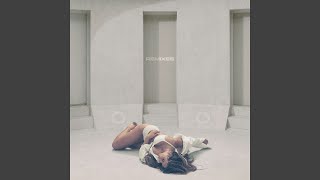 Revolving door - Tate McRae