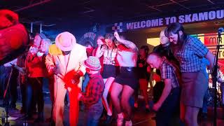 Video-Miniaturansicht von „Moon-stomping skinhead girls invade stage at Skamouth.“