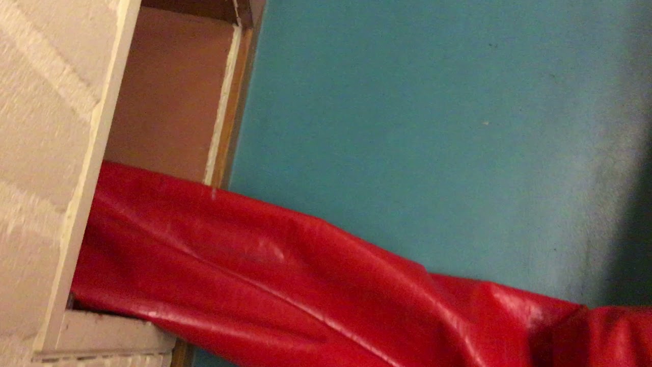 De blower uitschakelen en het luchtkussen leeg laten lopen bij de soos