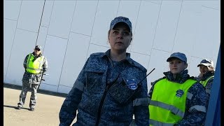 Сотрудники Минтранса досматривают мой автомобиль