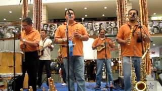 Video voorbeeld van "DESDE LEJOS (Te Regalo mi Corazón) - GRUPO AWANKAY 2012"