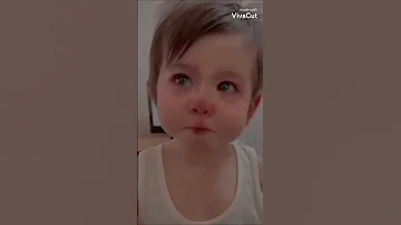حالات واتس اب طفل يبكي حزينه 