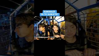Subiéndose al juego mecánico KAMIKAZE #kamikaze #juegosmecanicos #funfair #feria