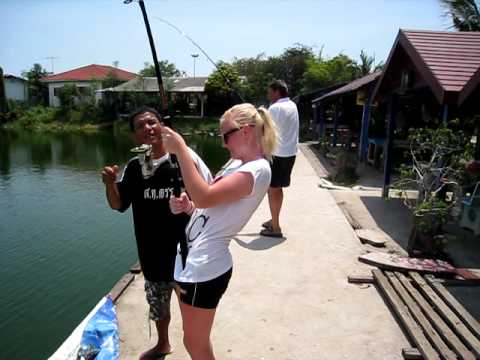 Video: I Thailand Har En Man En Fisk I Ansiktet - Alternativ Vy
