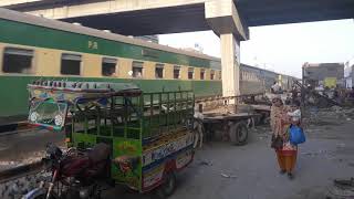 Stan Express Tezi Se Guzartay Hue Mumtaz Abad Multan K Phatak Per