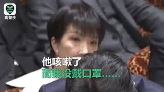 日首相安倍晉三當眾發言時咳嗽不止 坐他身後的2名議員動作亮了