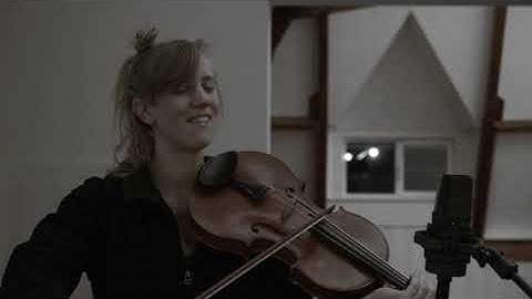 Yanna Pelser - singing violist