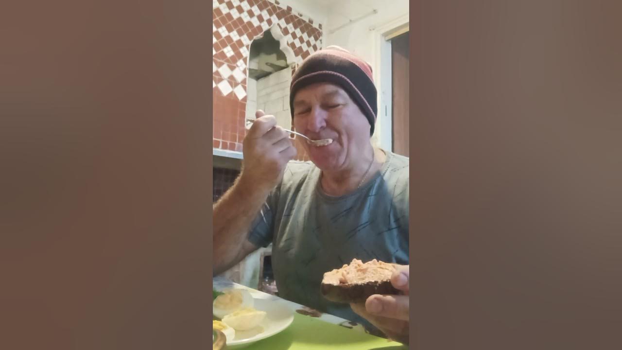 На завтрак икра деликатесная с копченым лососем и два яйца. - YouTube
