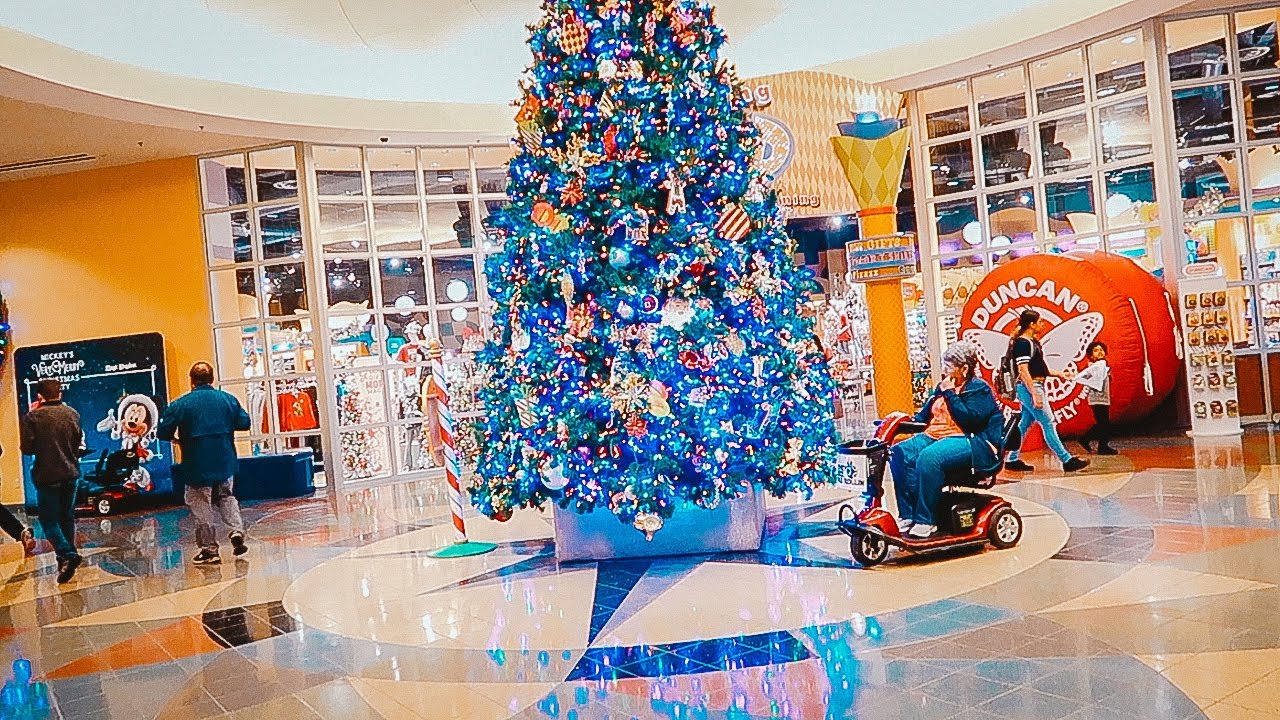 A Disney Deluxe Resort VS. Value Resort Decorations!