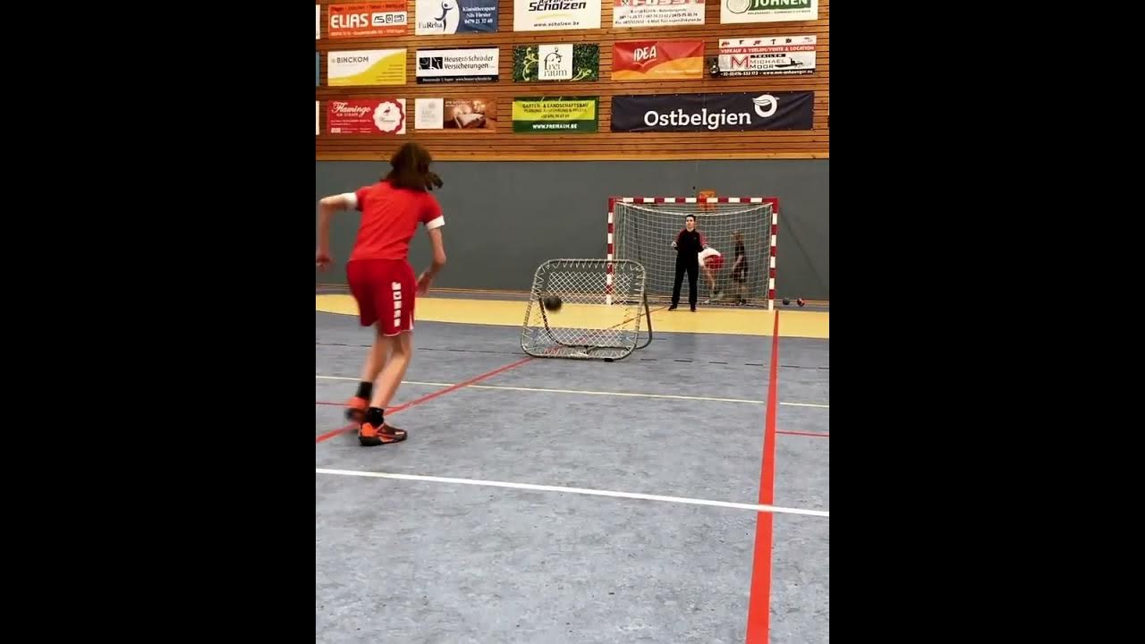 Des exercices de tir pour un jeune joueur de handball par le coach