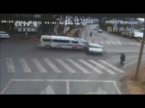 救護車闖紅燈　轎車被撞轉180度掃飛路人