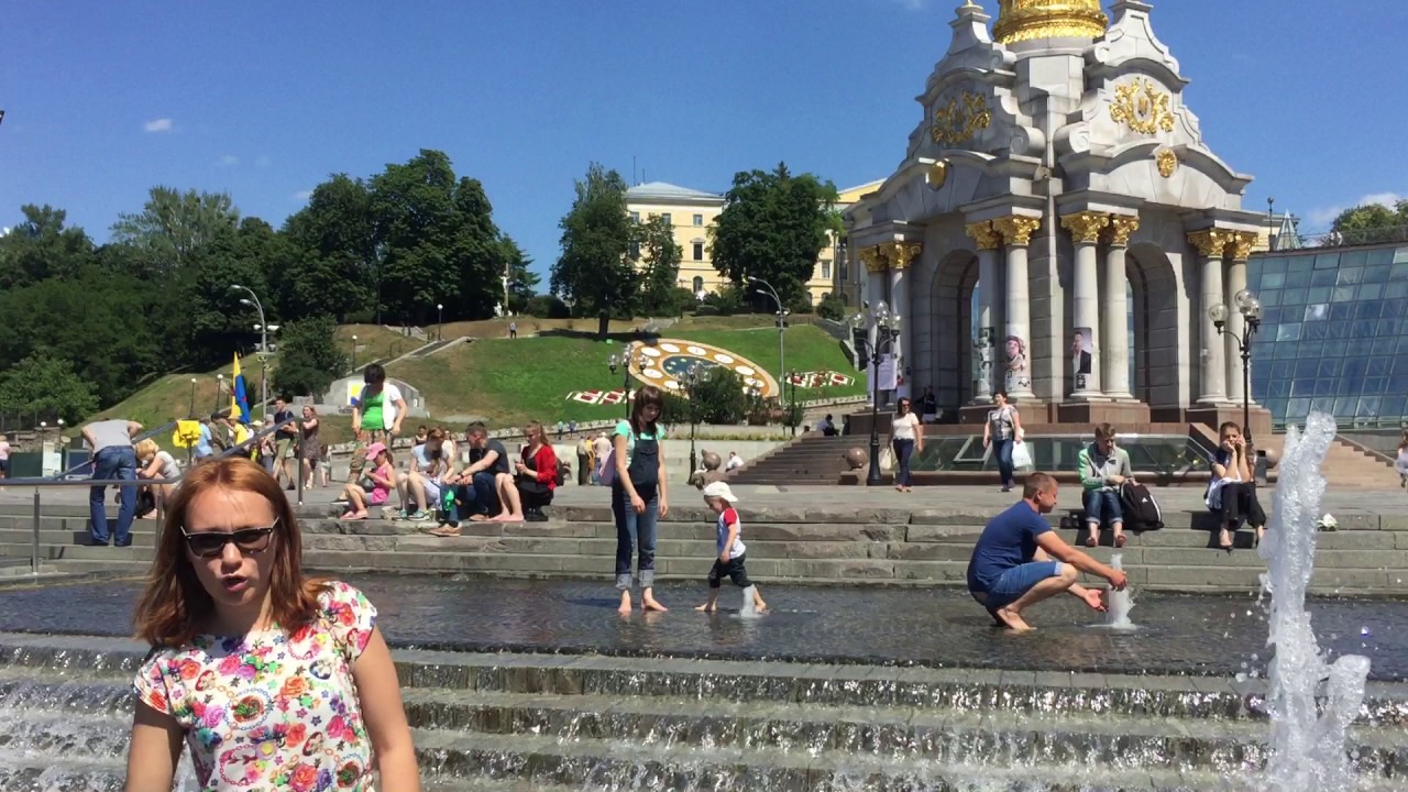 Детки играют в фонтане Крещатик Майдан Независимости Киев