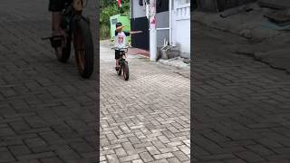 Atraksi Lepas Tangan naik Sepeda