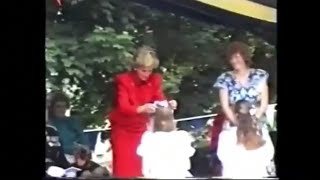 Princess Diana presenting tiaras to girls in Buxton, Derbyshire, England, UK (1990) by Fanky Danky 4,823 views 2 years ago 2 minutes, 50 seconds