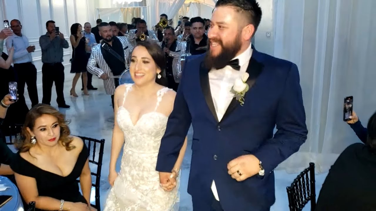 NOVIO Y NOVIA ENTRAN BAILANDO CON BANDA TAMBORAZO PARA LA BODA